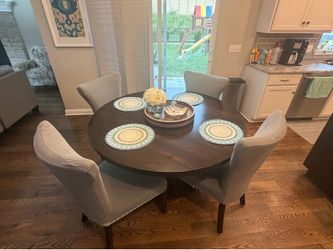 54” Round Table w 4 Chairs. OBO