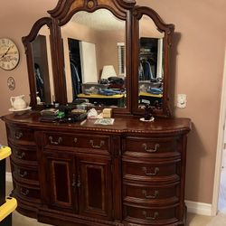 Traditional Style Bow Front Bedroom Dresser With Mirror