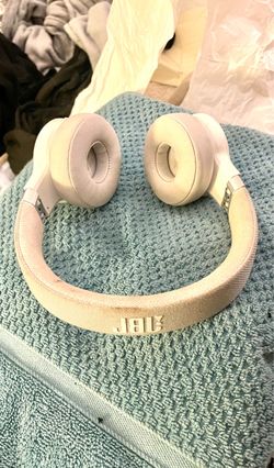 White JBL Live 460NC wireless on-ear headphones