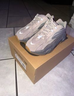 Yeezy 700 v2
