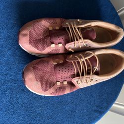 On Cloud Women’s Athletic Shoe Size 8