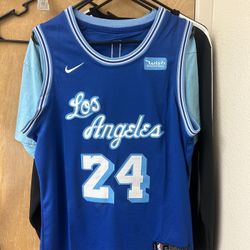 Kobe Bryant Yersey Size M 