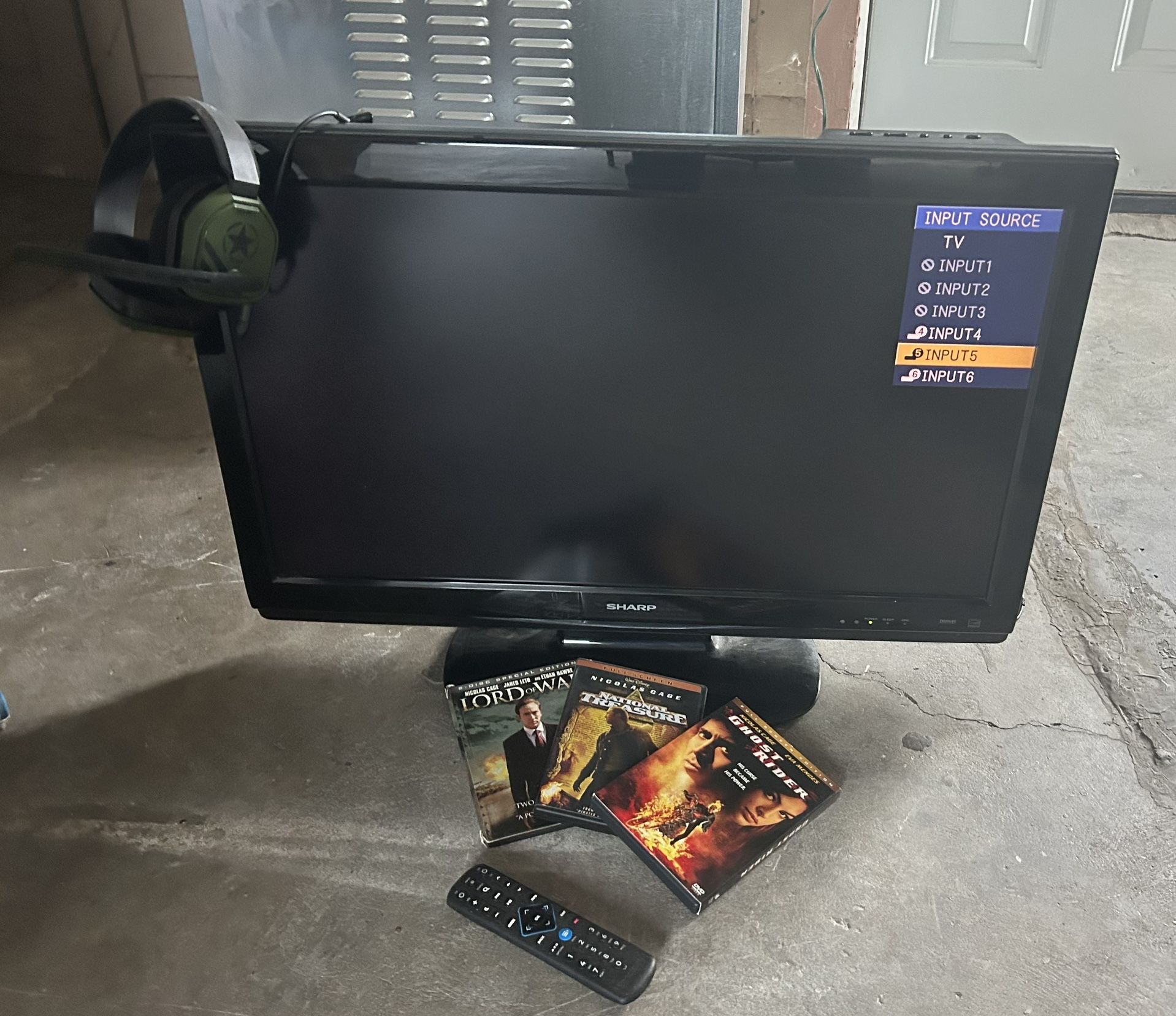 Tv 32” sharp with remote 