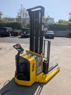 2016 Yale Electric Pallet Jack 812 Hours