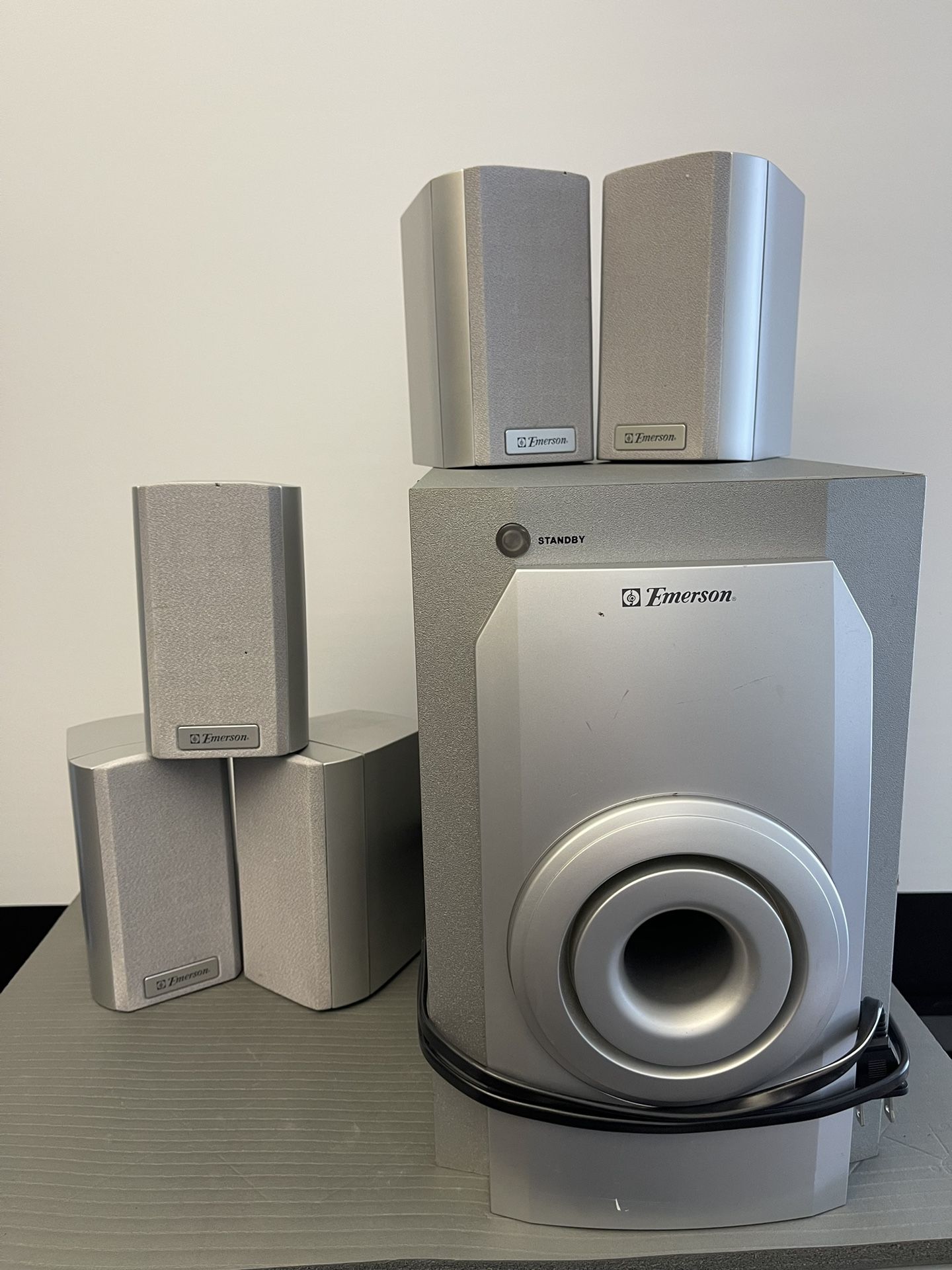 SUBWOOFER EMERSON MODEL SW-130, 100W, with 5 SPEAKERS. GOOD CONDITION. NO RETURNS 