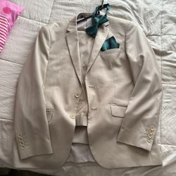 Beige Suit Set With Green Accessories