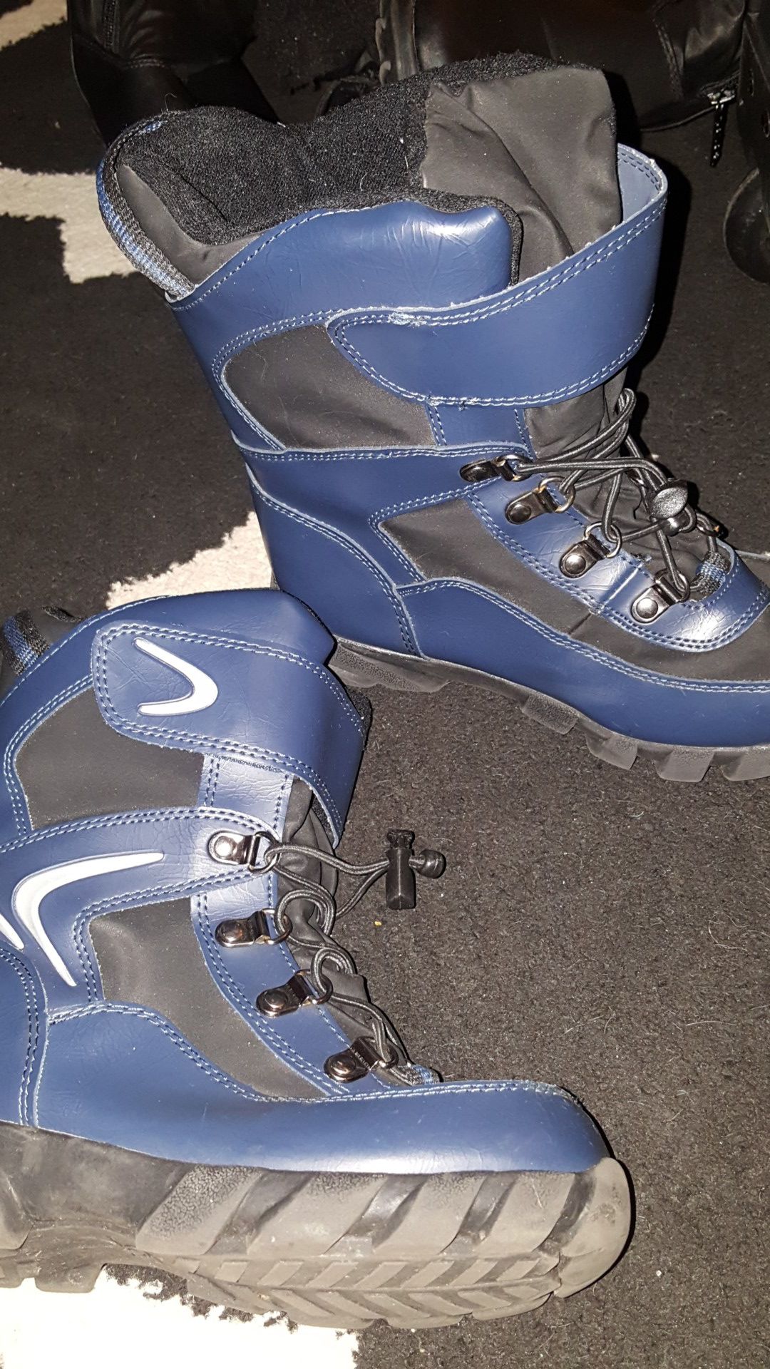 Snow boots sz 1 youth kid