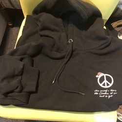 Christmas Sweatshirt   Size Large    Tuns  Small     Fits Like Medium  Unisex  Like New Farmingdale Location $5 Get By 12/14!!!
