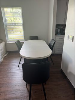 Round Dining Table with 4 Chairs – Like New