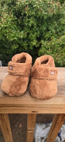 Infant 02/03 Baby UGG Slip ons Excellent Condition
