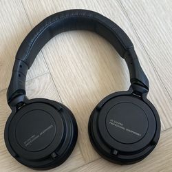 BLACK HEADPHONES