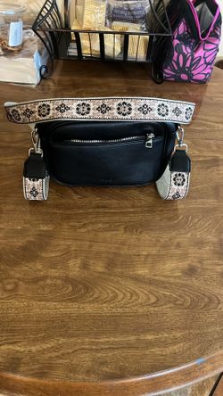BLACK CLUCI CROSS BODY BAG/PURSE 