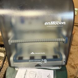 en Motion Automatic Paper towel Dispenser 