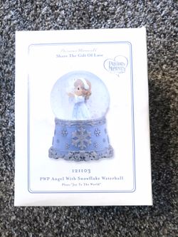 NEW Precious Moments “Share the Gift of Love” Musical Water Globe