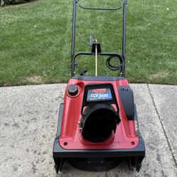 TORO SNOW BLOWER WITH AN ELECTRIC STAR AND A 6.5 HORSE POWER ENGINE. $140.00  OR BEST OFFER.