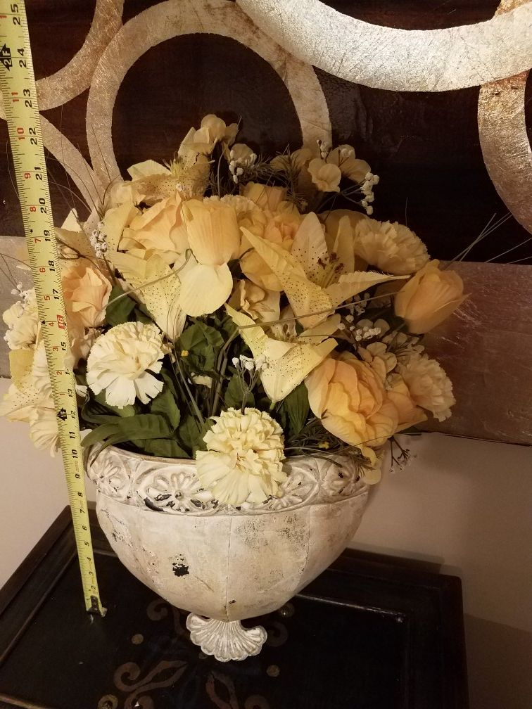 vase;wall mountable;yellow flowers-$20