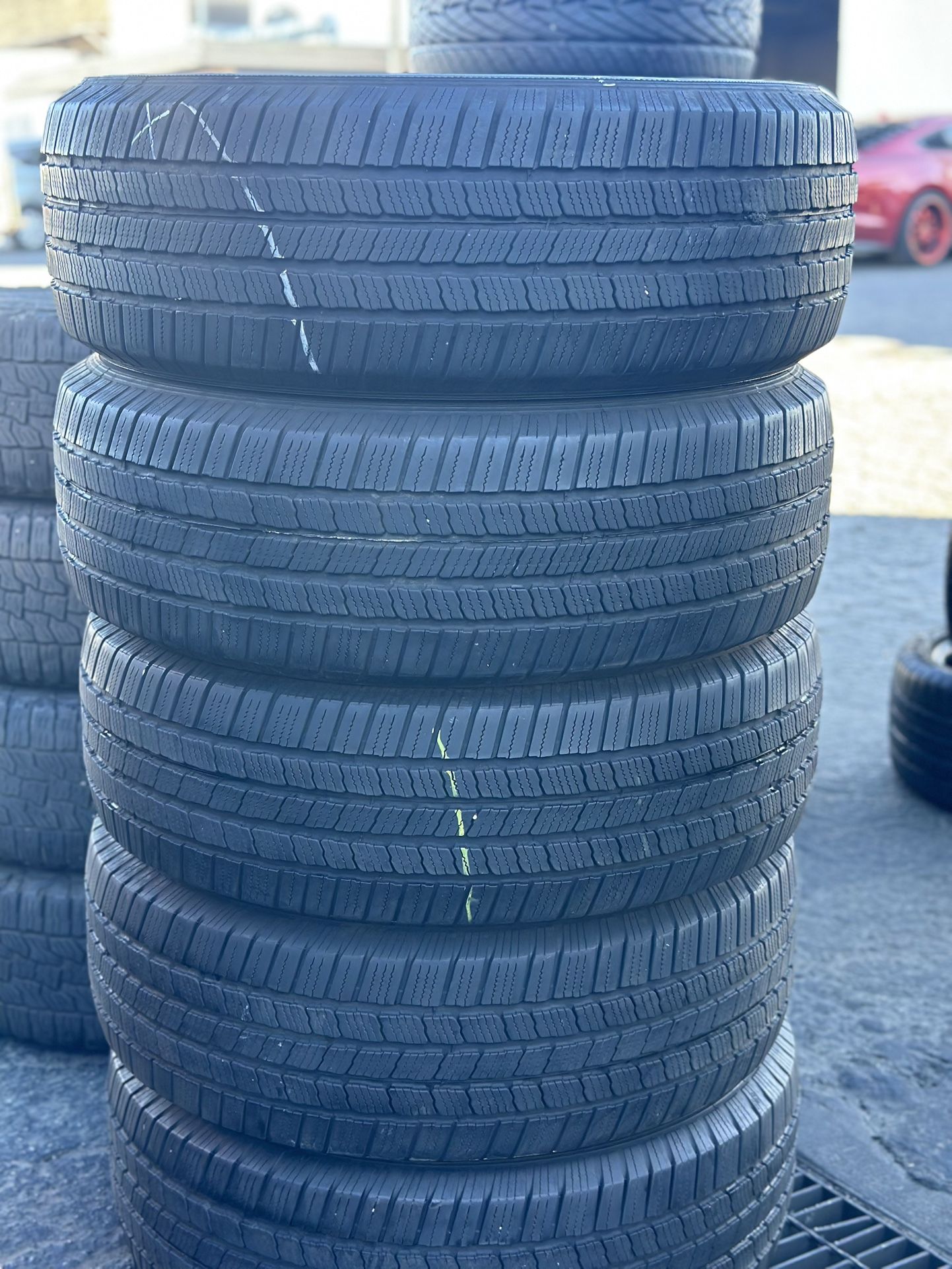 SET OF TIRE 235 60 18 MICHELIN 85% LIFE