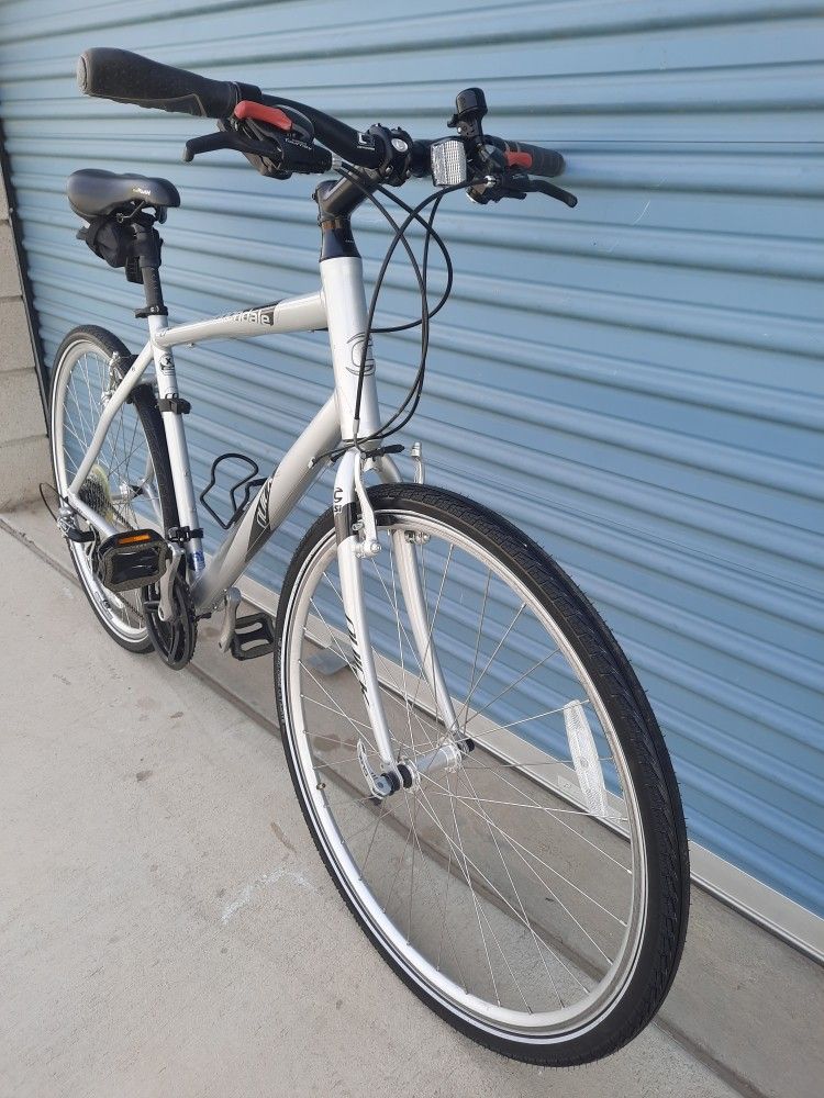 CANNONDALE HYBRID BIKE 21 SPEEDS TIRE 700C SIZE L LIKE NEW