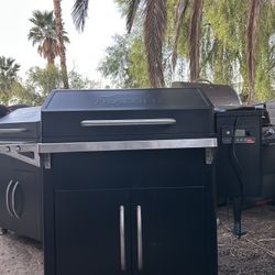 TRAEGER PELLET GRILL SMOKER WITH WI-FI TECHNOLOGY WORKS GREAT