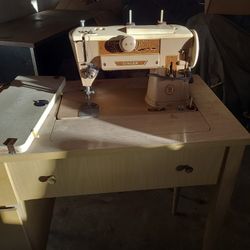 Vintage Singer Seweing Machine/desk!! Great Shape!