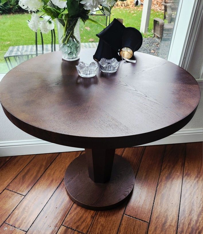MOES Pedestal Table