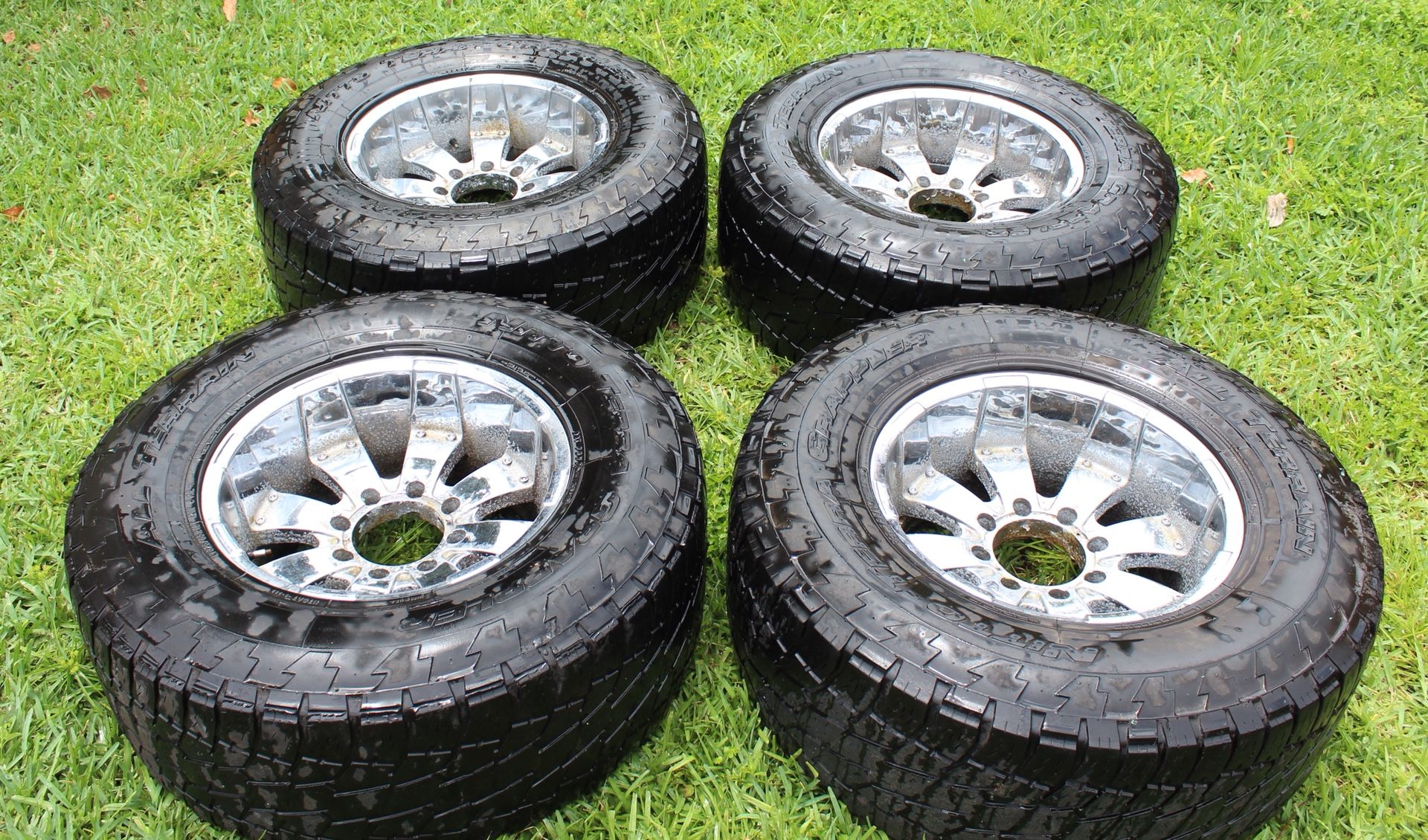 18x10 wheels on Nitto 35s (Ford 8 lug 8x170)