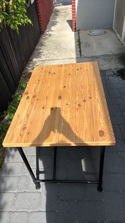 Mesa , tope de madera base metálica mint práctica
