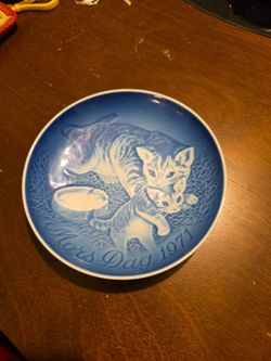 a 1971 Bing & Grøndahl (B&G) "Mors Dag" (Mother's Day) collector plate