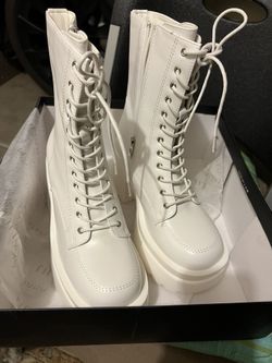 Women’s White Boots Brand New  Size 7.5