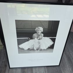 Black/White framed MARILYN MONROE picture