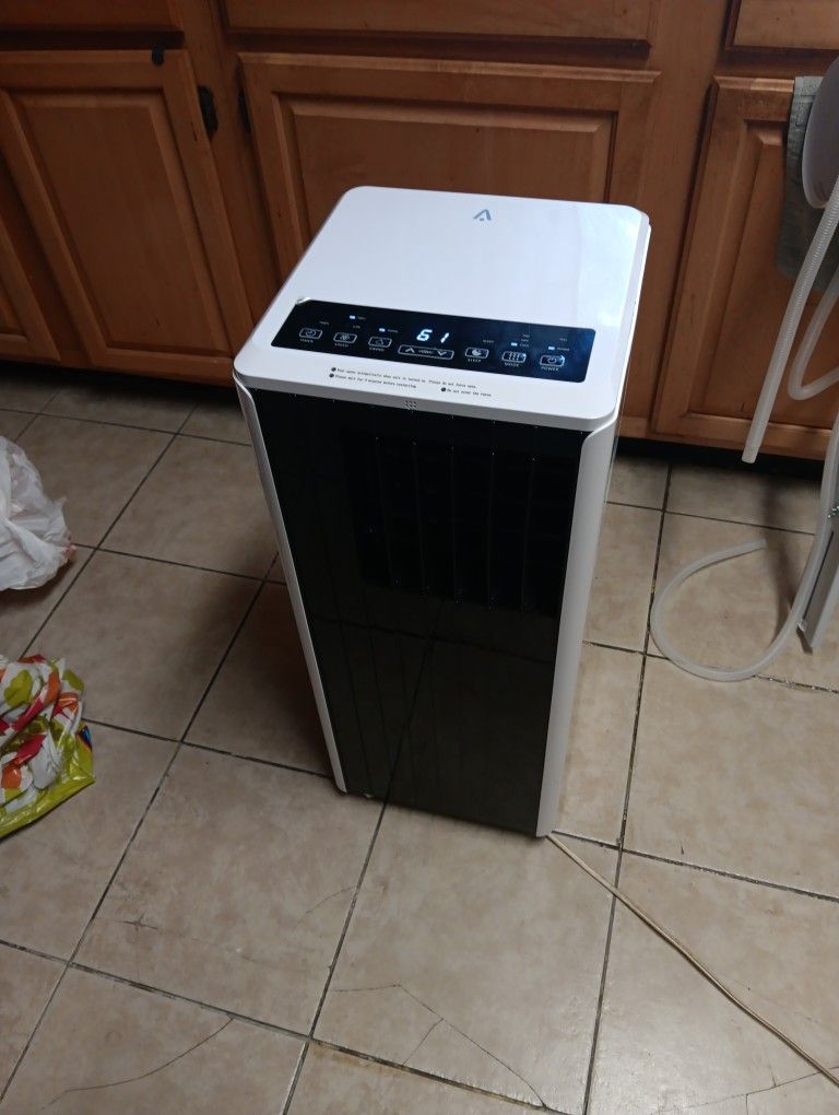 GARVEE- TECH ( 8,000 ) BTU PORTABLE AIR CONDITIONER JUST ONE YEAR OLD IN BRAND NEW CONDITION WITH ROTATING SWING VENT