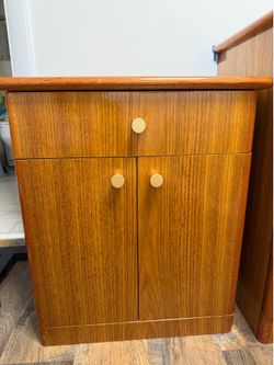 Mesa de noche de madera / wood nightstand