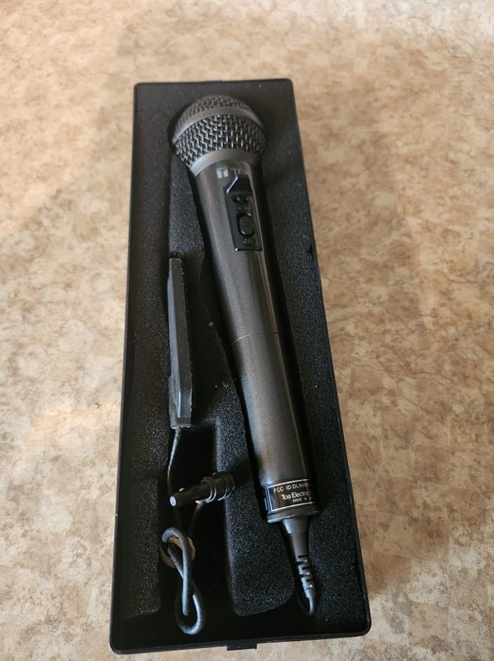 TOA Microphone Model WM-240U