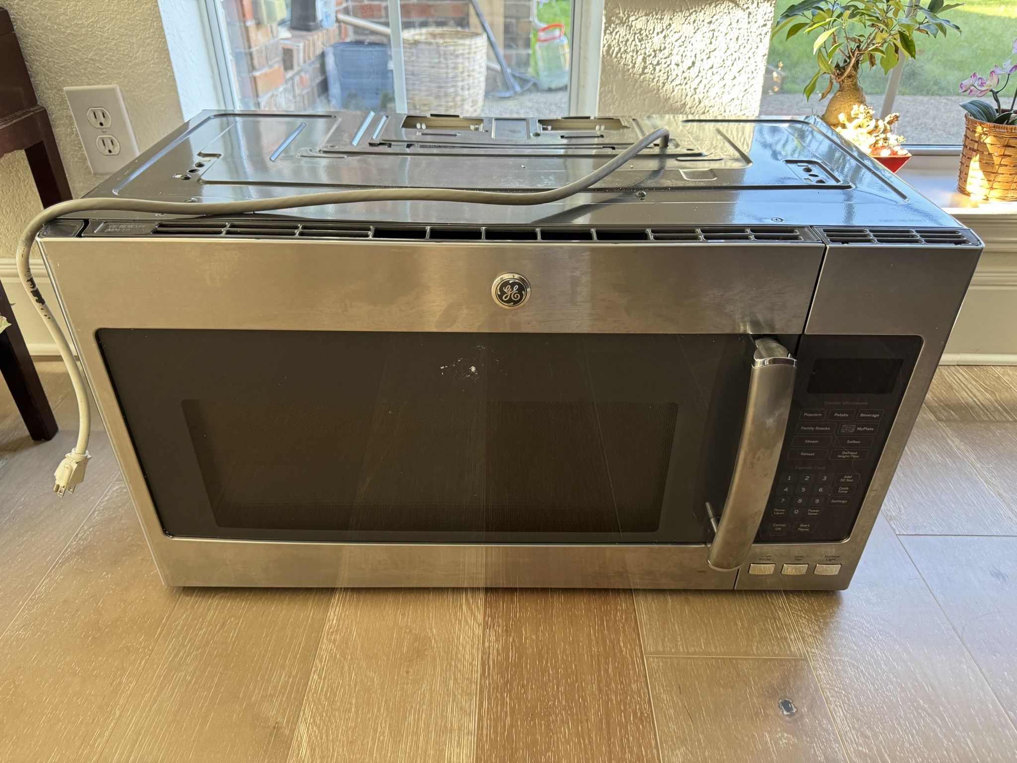 GE 30‑in Over‑Range Microwave – Stainless, Vent Hood & Light, 1000 W*