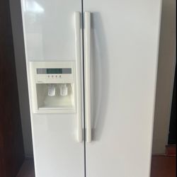 ✨️🔆Whirlpool🔆✨️White S-by-S Fridge in Great Condition 