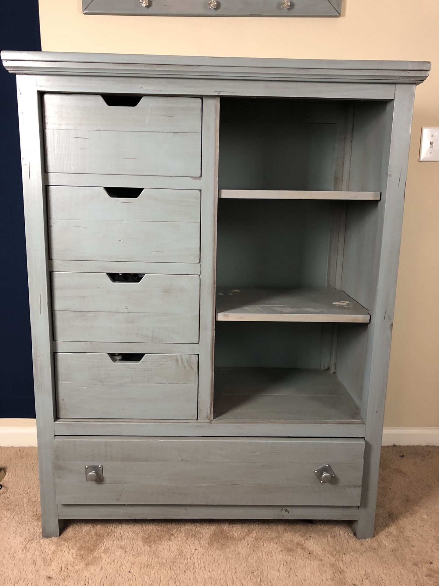 ROOMS2GO STURDY VINTAGE HIGH QUALITY DRESSER BOOKSHELF 2 in one