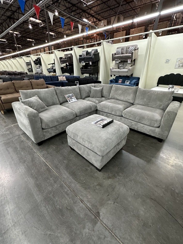4-Pcs Sectional
LAF Loveseat + RAF Loveseat + Corner Wedge + Cocktail Ottoman-Fog
Corduroy sectional
New in a box
Bonito Seccional de 4 Piezas