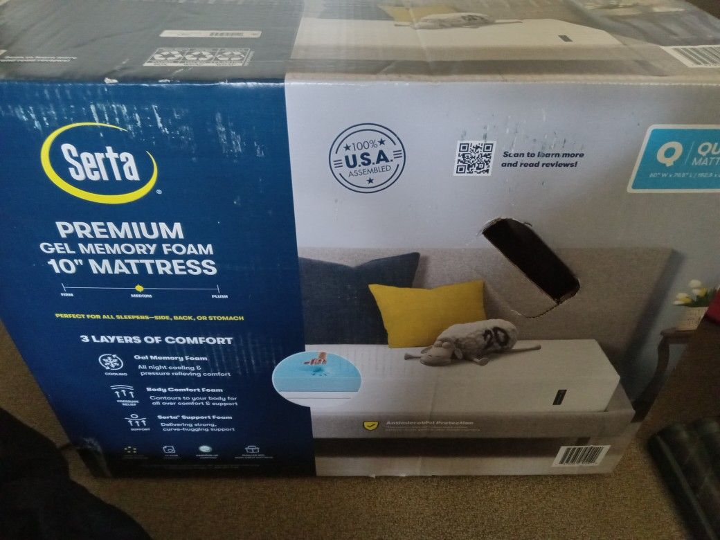 Queen Memory Foam Mattress ( Brand New In The Box)