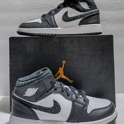 Air Jordan 1 Mid SE Panda Elephant Size 6Y (GS)