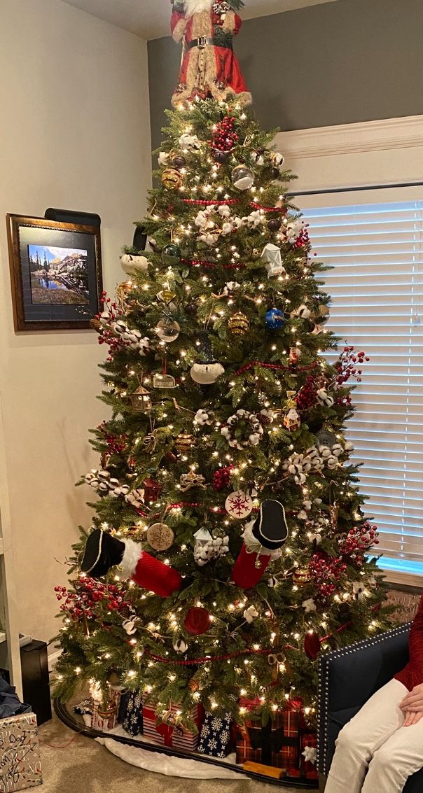 9ft Pre lit Douglas Fir W/ Pine Cone 