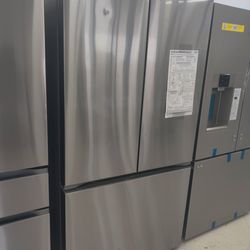 New 
32 cu. ft. Standard Depth MAX French Door Refrigerator with Pocket Handle, Water and Ice in P
