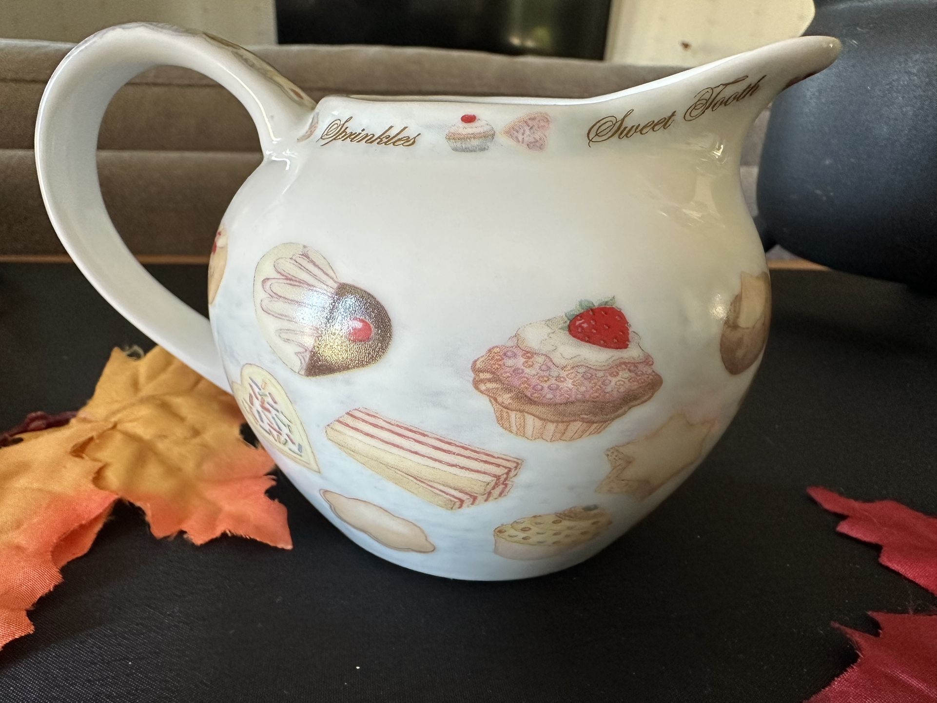 Cardew Cup Cakes & Cookies Creamer