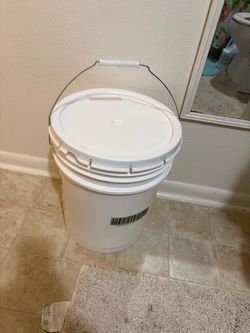 Bucket with lid
