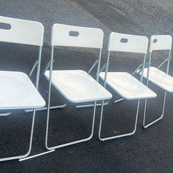 Set Of 4 plastic folding chairs, good condition