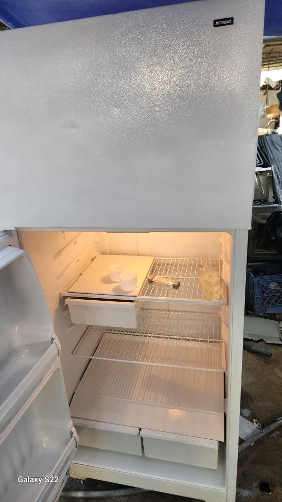 Hotpoint Fridge By General Electric Apt Size 28 By 65 High