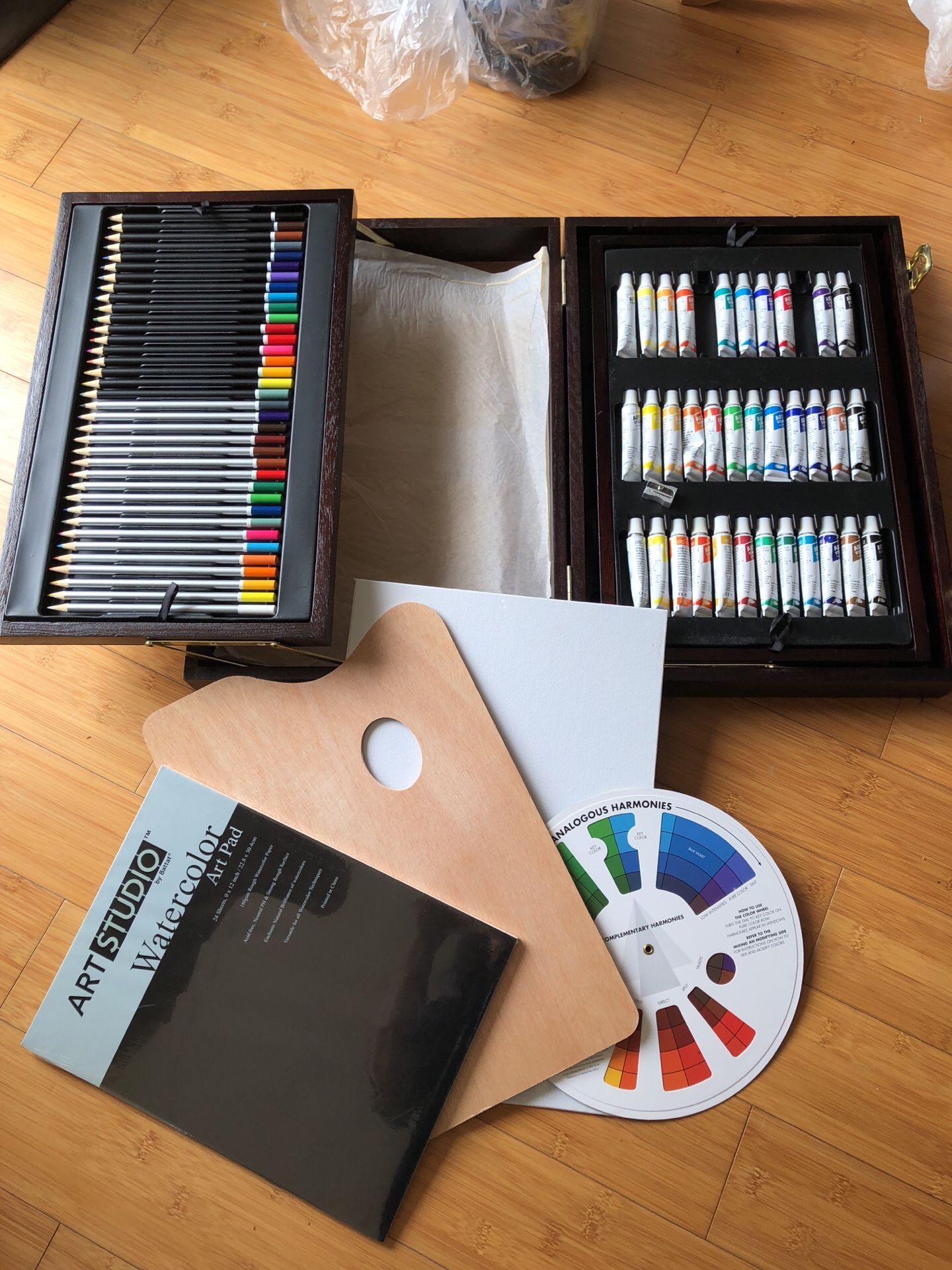 Artist’s art supply in wooden case - many pieces!