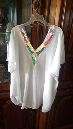 Blusa beige, con aplicacion en el cuello. Talla mediana