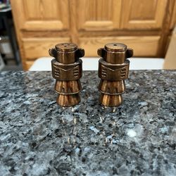 Vintage Solid copper salt & pepper shakers.  Size appropriate 2 3/4 inches tall.  Preowned with plastic stoppers that need to be replaced.  