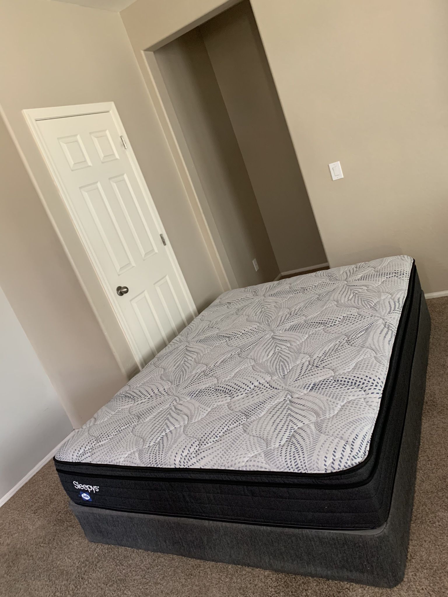 QUEEN SLEEPYS SEALY MATTRESS AND FREE BOX SPRING