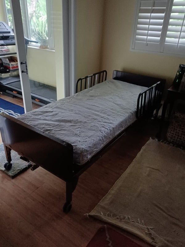 "CAMA 🛏️ DE HOSPITAL 🏥 FULLY ELECTRICA USADA COMO NUEVA" "FULLY ELECTRIC 🏥 BED 🛏️"
